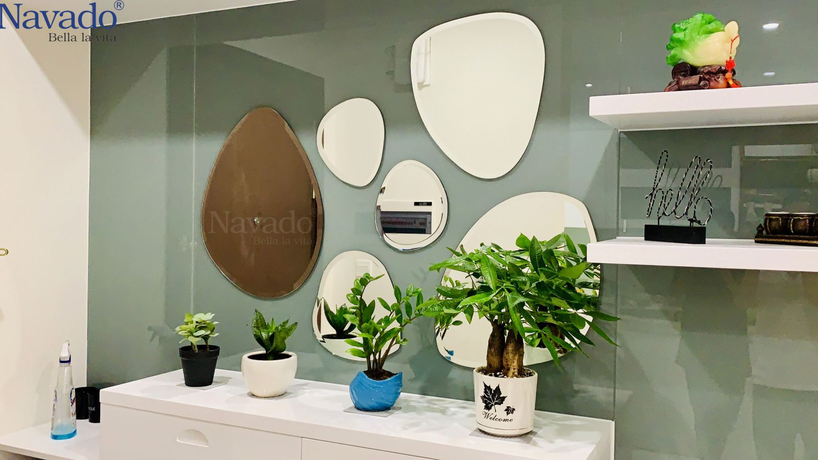 Lắp đặt gương treo tường phòng khách tại Hà Nội